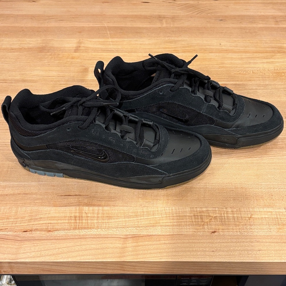 Nike Men's 10.5 Black Sneakers